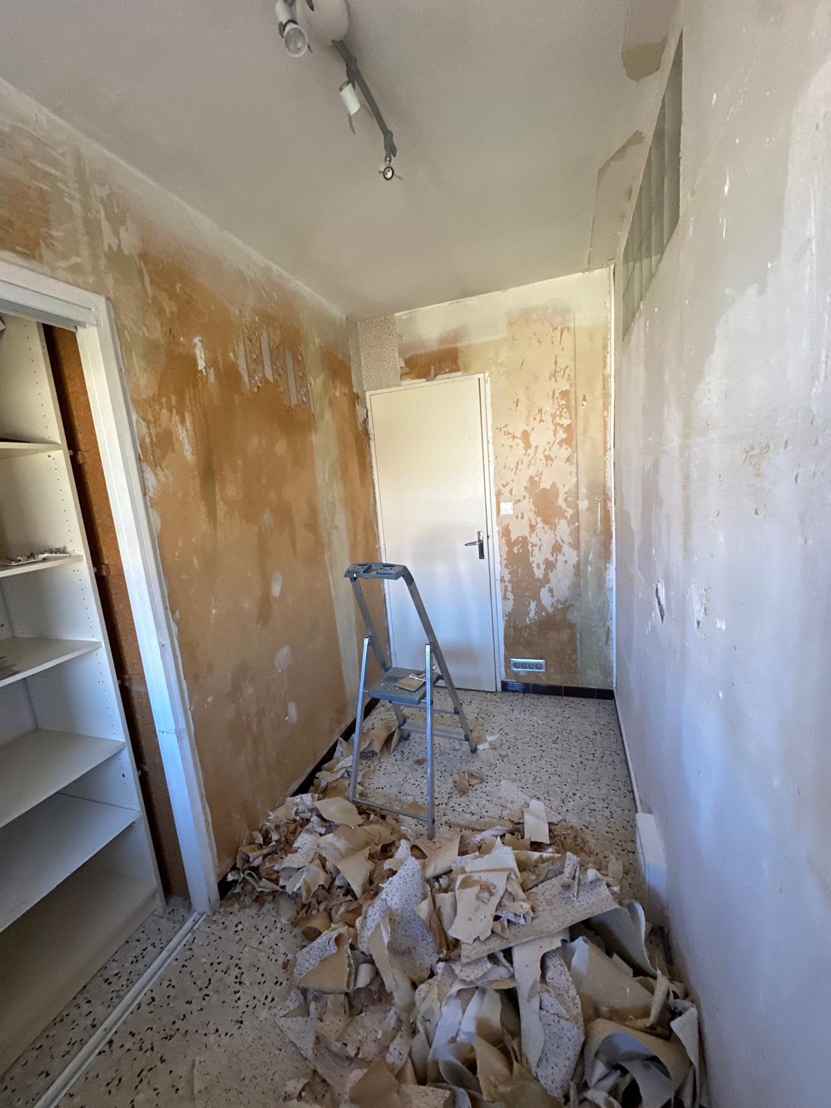 Chantier MS CAMARGUE — pose de placo et plâtrerie dans une pièce de vie en Vaucluse